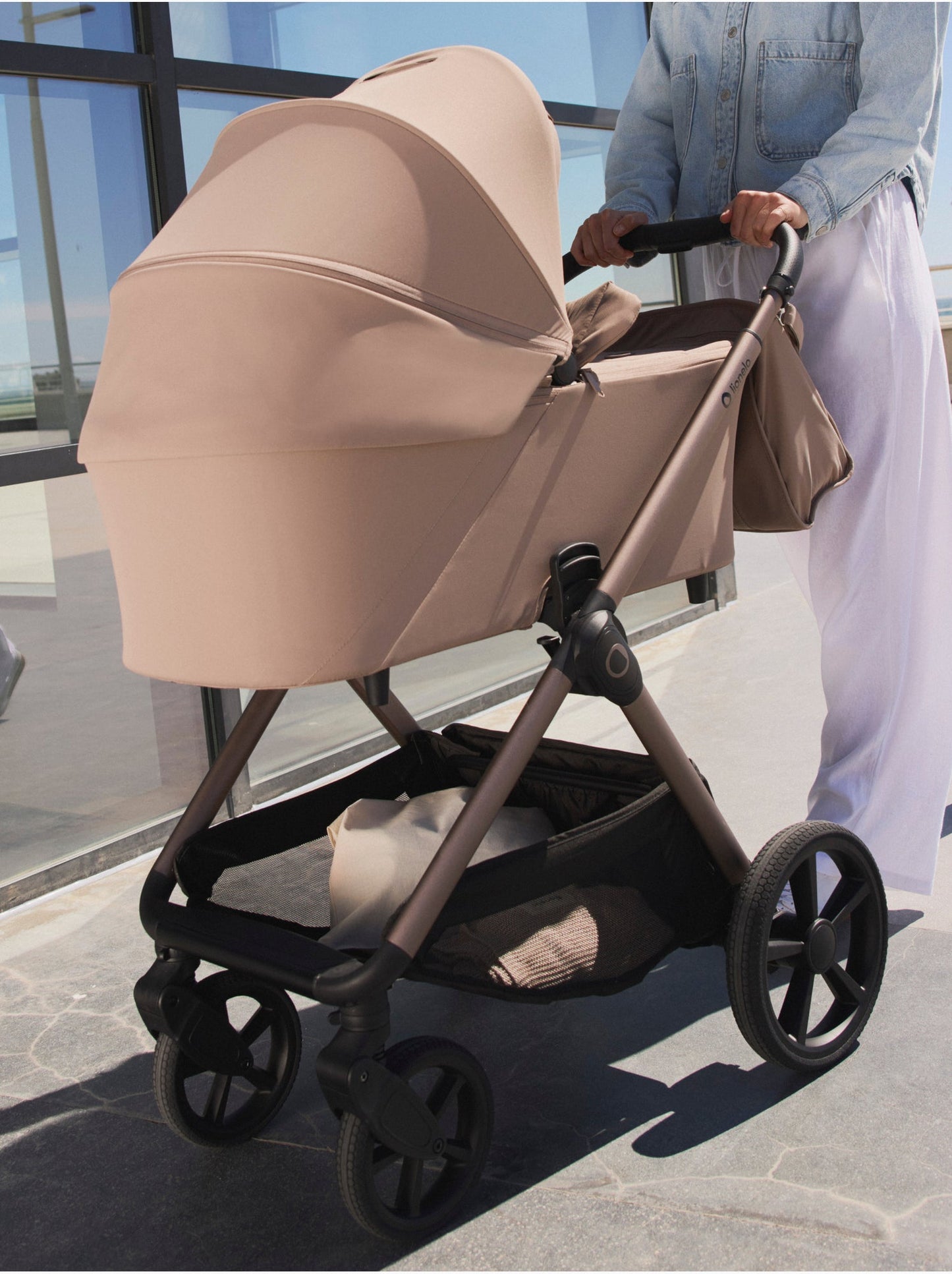 Trio carmine lionelo beige completo di ovetto e passeggino fronte retro completo di materasso con rete anti rigurgito.
